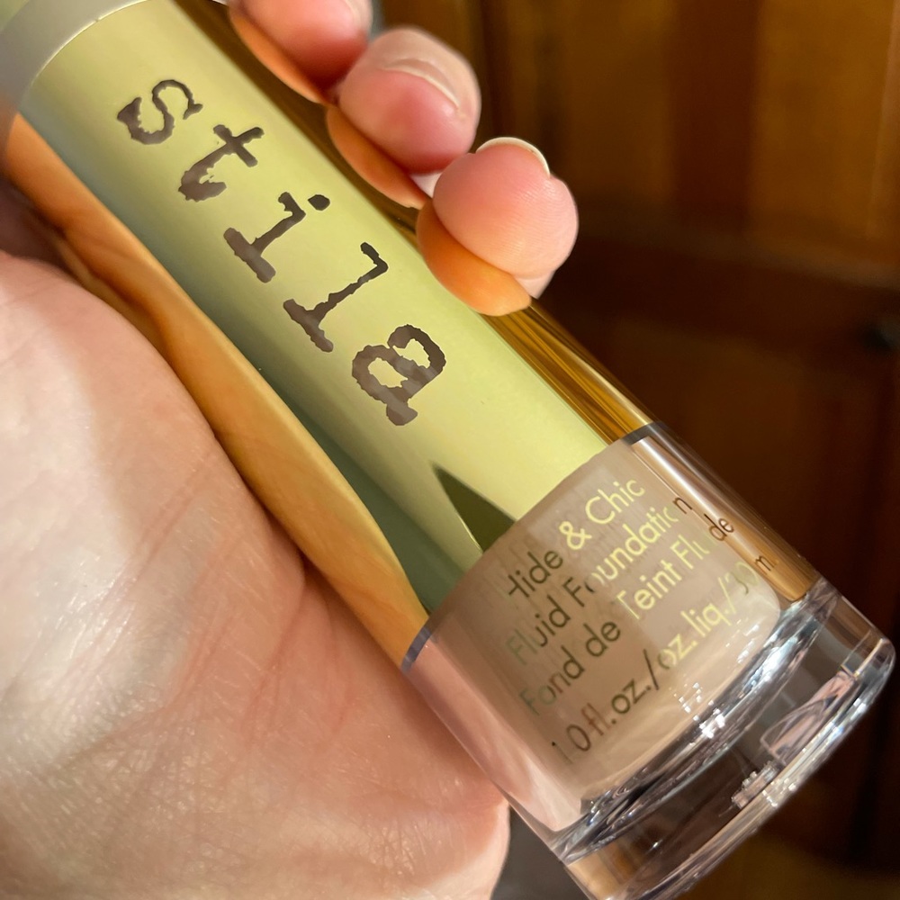 Stila Hide And Chic Fluid Foundation Light/Med #3